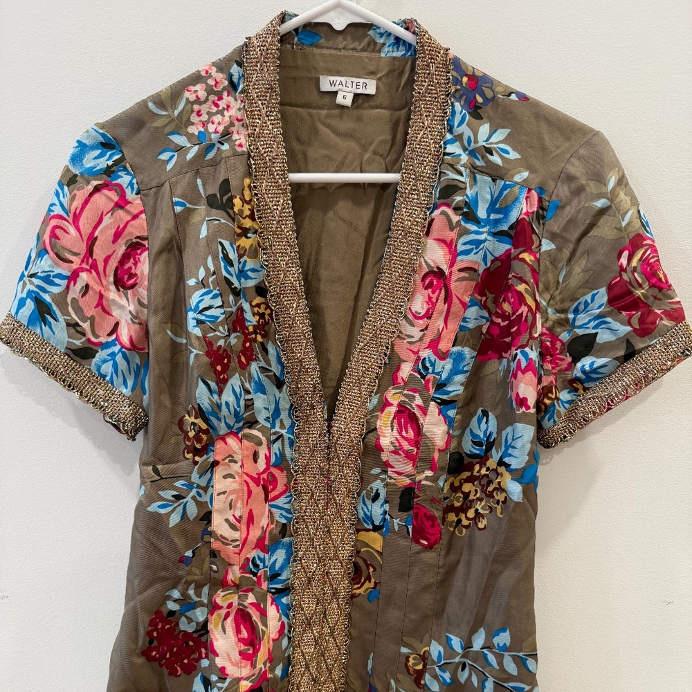 Walter - Brown Floral Print w/Gold Trim 100% Silk Short Sleeve Blouse, Size 6